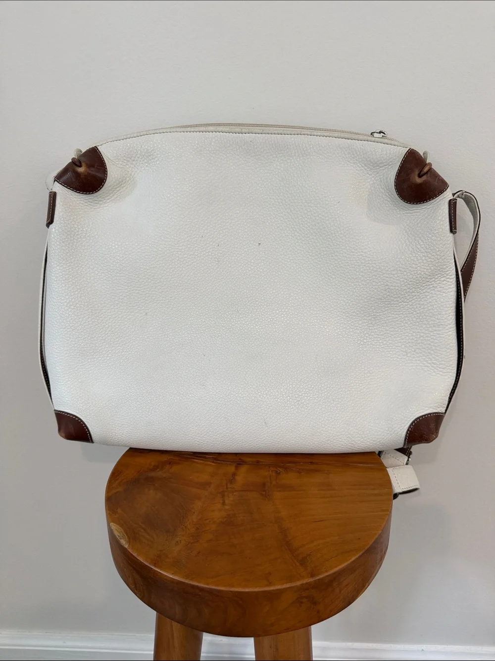 Gucci White Leather Crossbody with Brown Accents - Picture 2 of 7